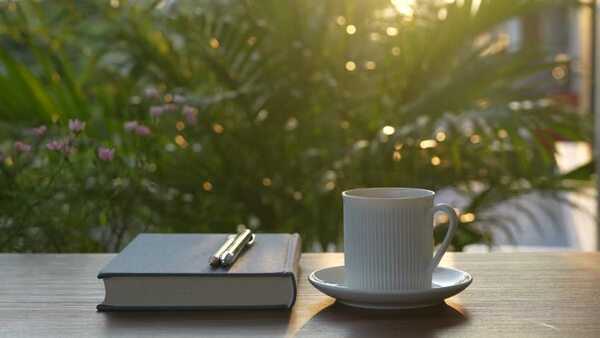 Ramus rytinis vaizdas su užrašų knygele ir šviesa